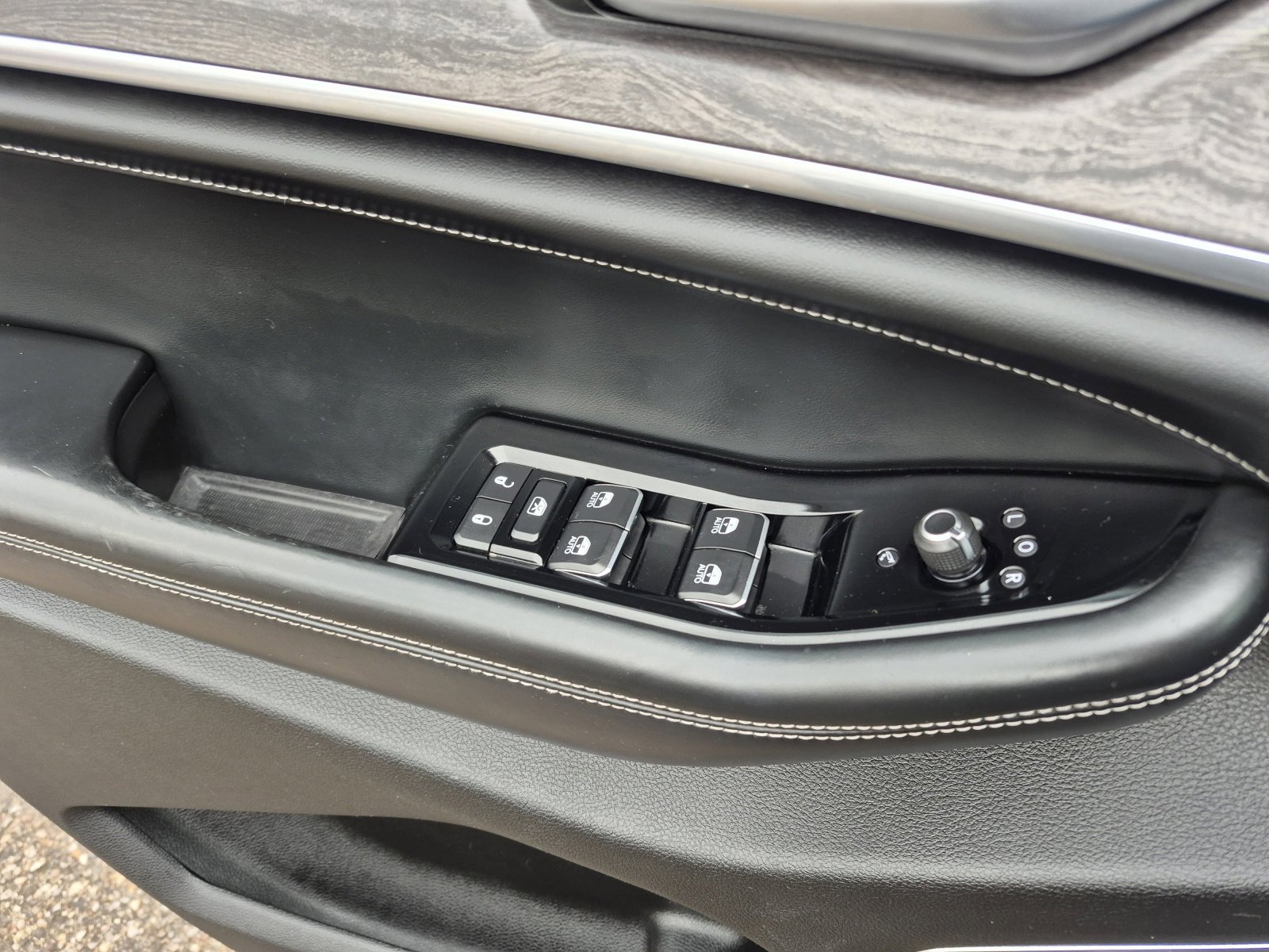 Used 2022 Jeep Grand Cherokee L Overland w/ Luxury Tech Group IV image 13