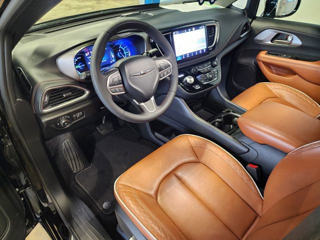 Used 2025 Chrysler Pacifica Pinnacle FWD image 12
