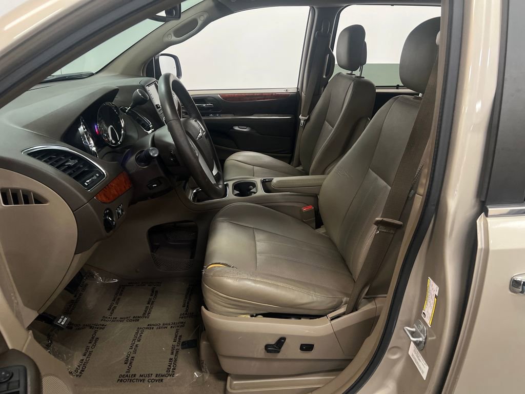 Used 2014 Chrysler Town & Country Touring-L w/ Driver Convenience Group FWD image 10