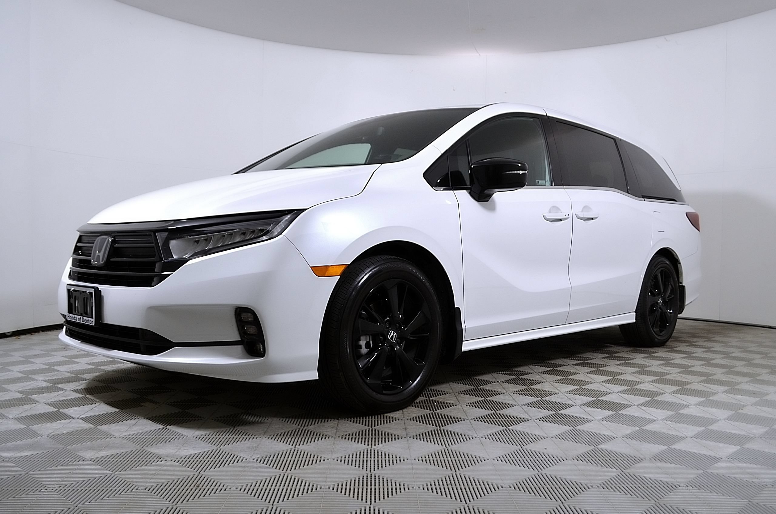 Used 2024 Honda Odyssey Sport image 2