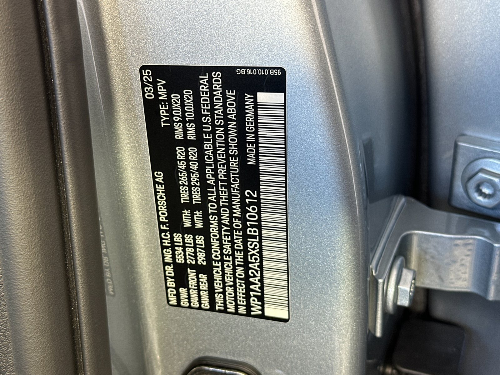 Certified 2025 Porsche Macan AWD/4WD image 35