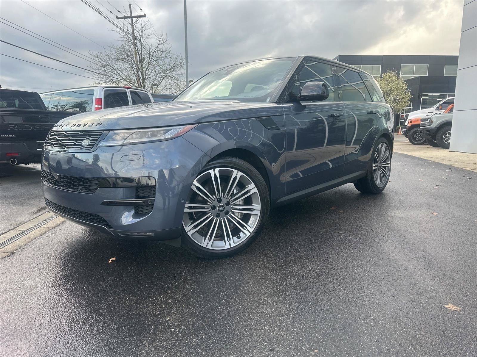 Used 2025 Land Rover Range Rover Sport SE AWD/4WD image 14