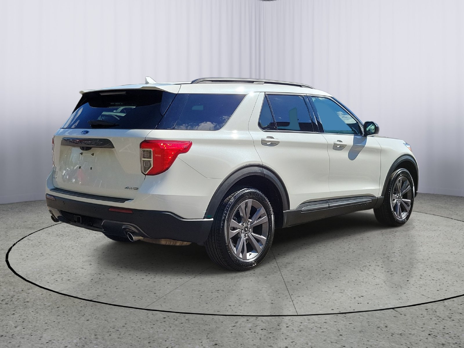 Used 2023 Ford Explorer XLT w/ Equipment Group 202A AWD/4WD image 3