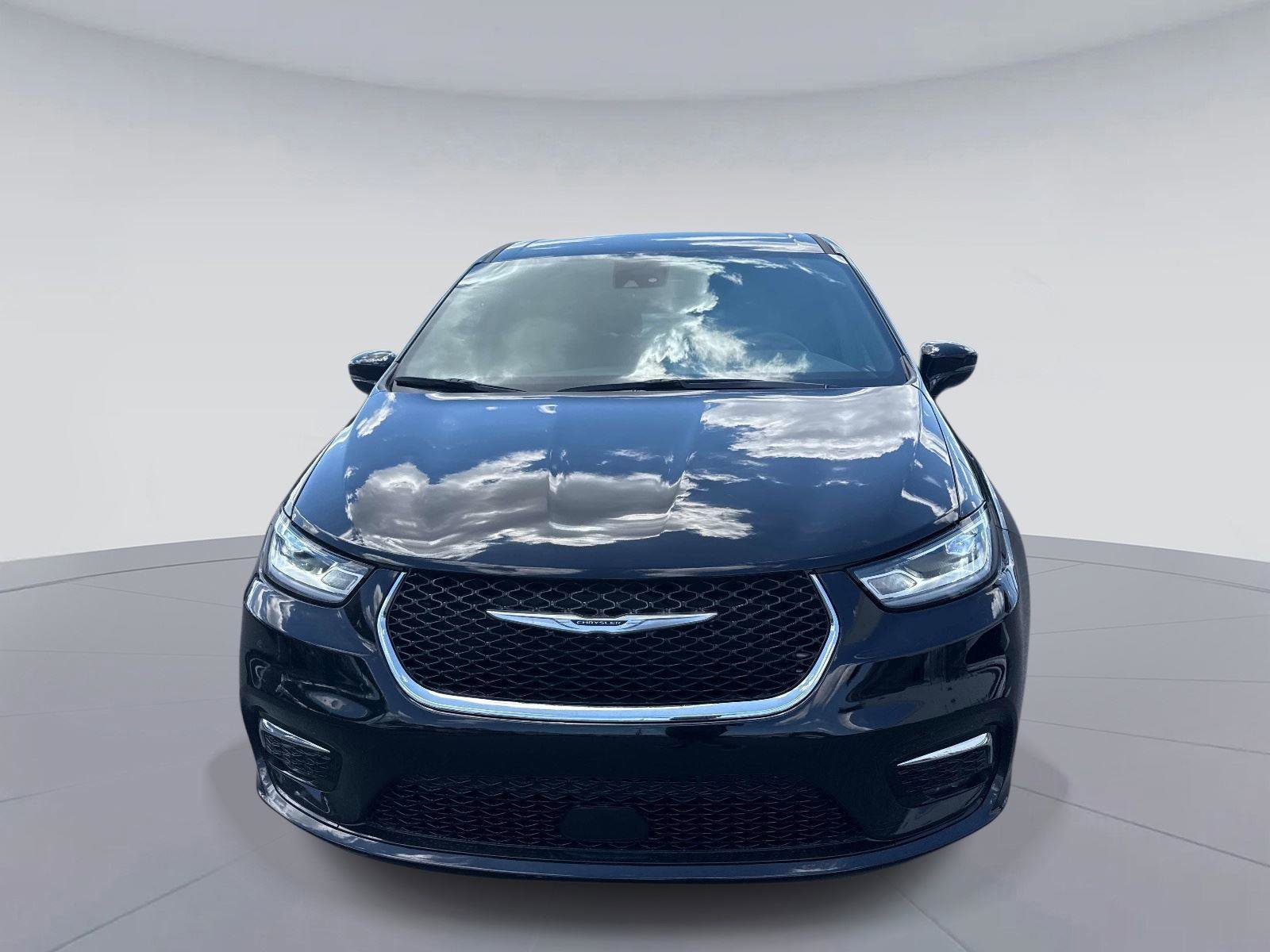 Used 2025 Chrysler Pacifica Select FWD image 9
