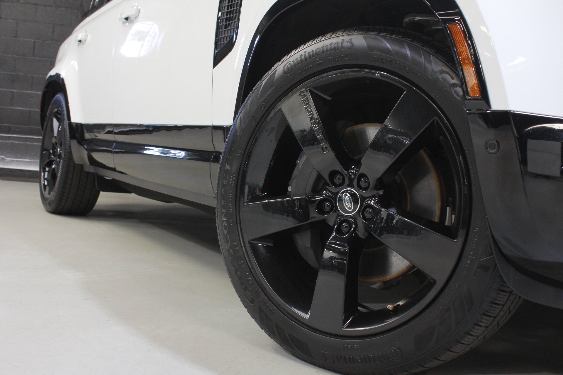 Used 2025 Land Rover Defender 110 X-Dynamic SE AWD/4WD image 19