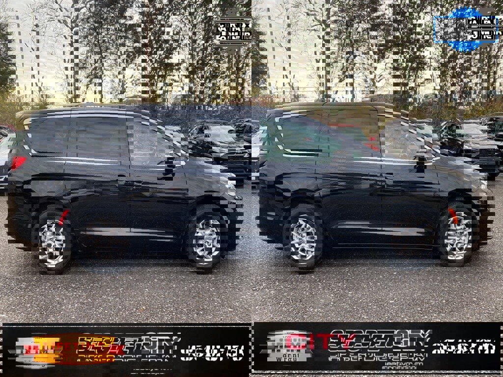 Used 2024 Chrysler Pacifica Touring-L image 4