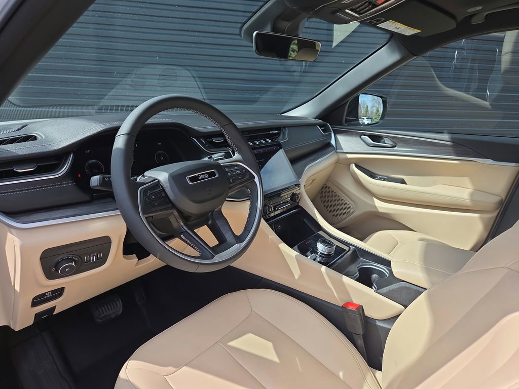 Used 2025 Jeep Grand Cherokee Limited AWD/4WD image 4