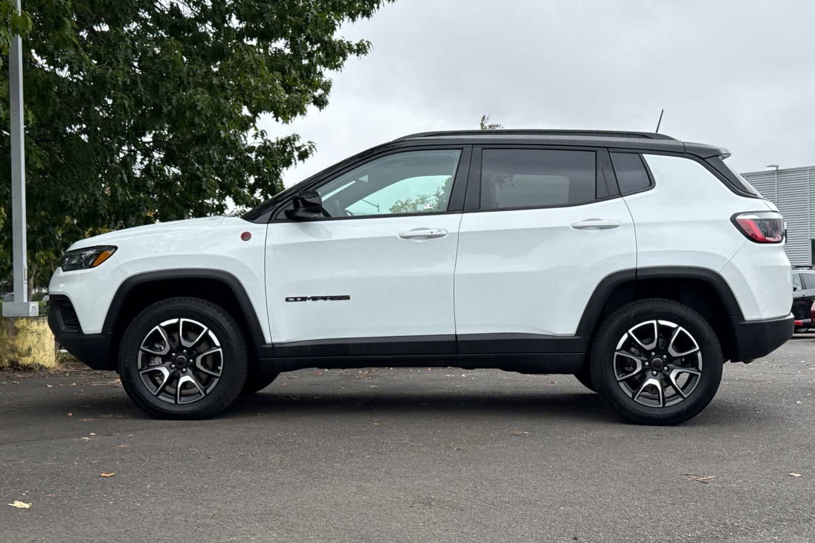 Used 2025 Jeep Compass Trailhawk AWD/4WD image 5