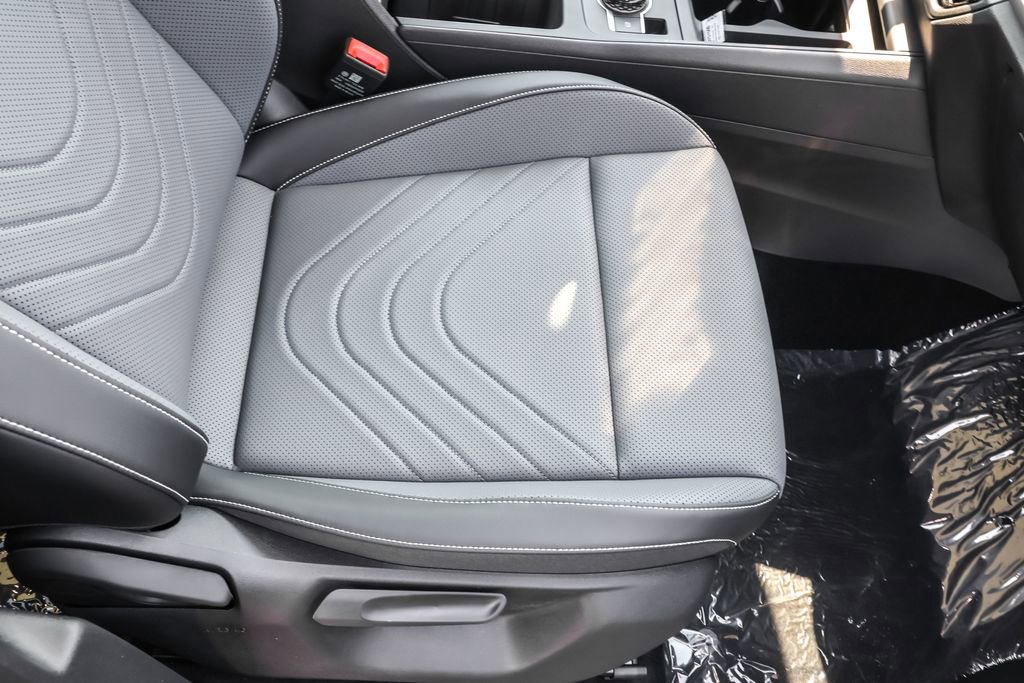 Used 2025 Volkswagen Tiguan SE image 37