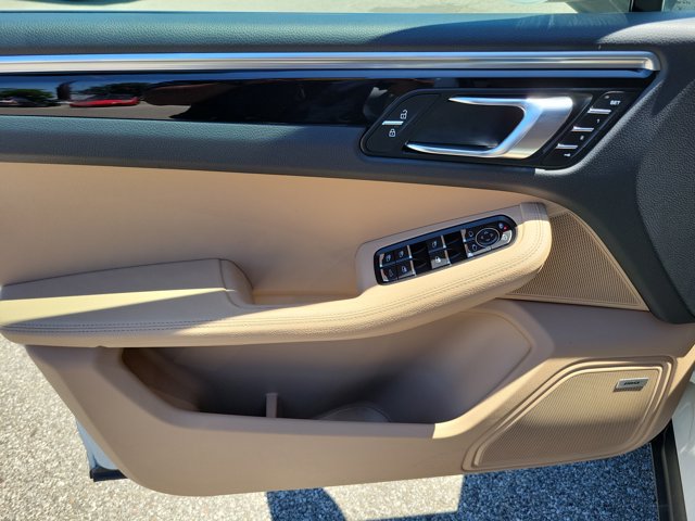 Certified 2021 Porsche Macan AWD/4WD image 25