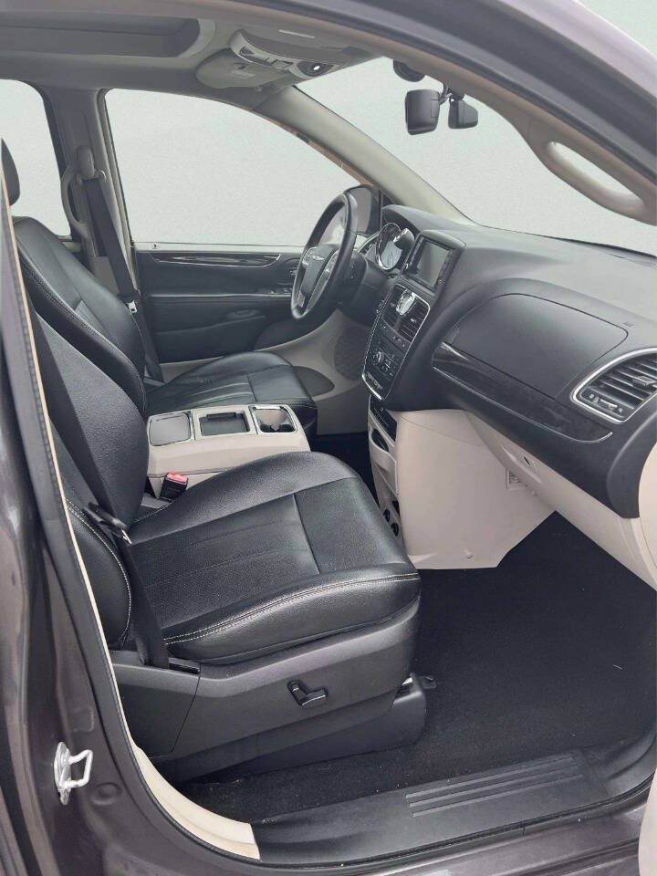 Used 2016 Chrysler Town & Country Touring-L FWD image 5