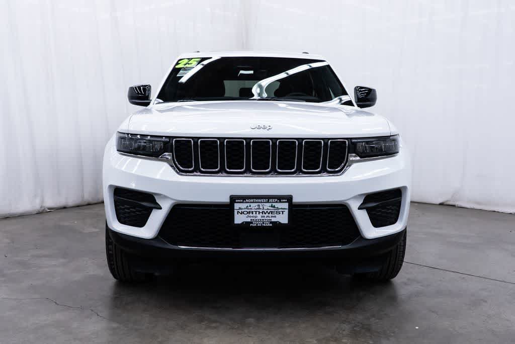 Used 2025 Jeep Grand Cherokee Laredo X AWD/4WD image 2