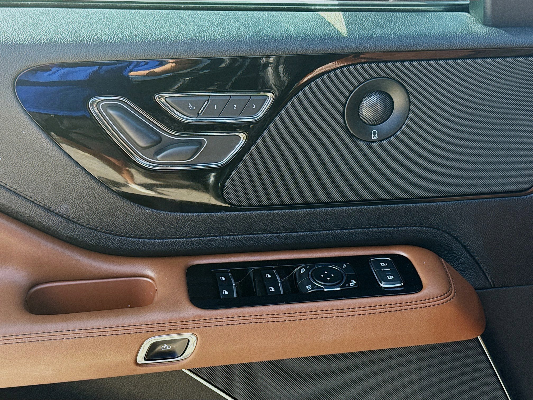 Used 2023 Lincoln Aviator Reserve w/ Equipment Group 201A image 17