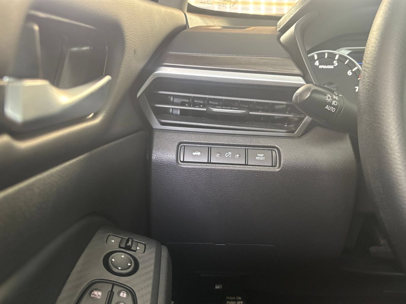Used 2025 Nissan Altima 2.5 SV FWD image 32