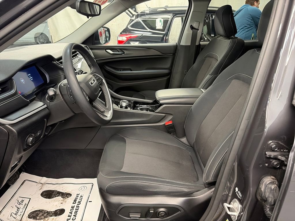 Certified 2023 Jeep Grand Cherokee Laredo AWD/4WD image 14