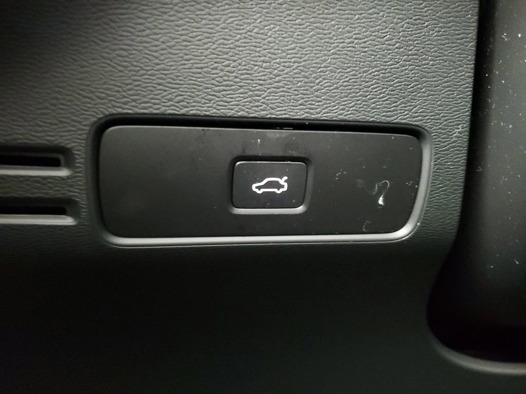 Certified 2026 Volvo XC40 B5 Ultra w/ Climate Package image 37