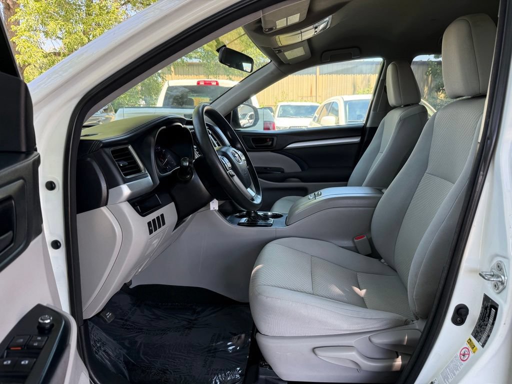 Used 2016 Toyota Highlander LE AWD/4WD image 10