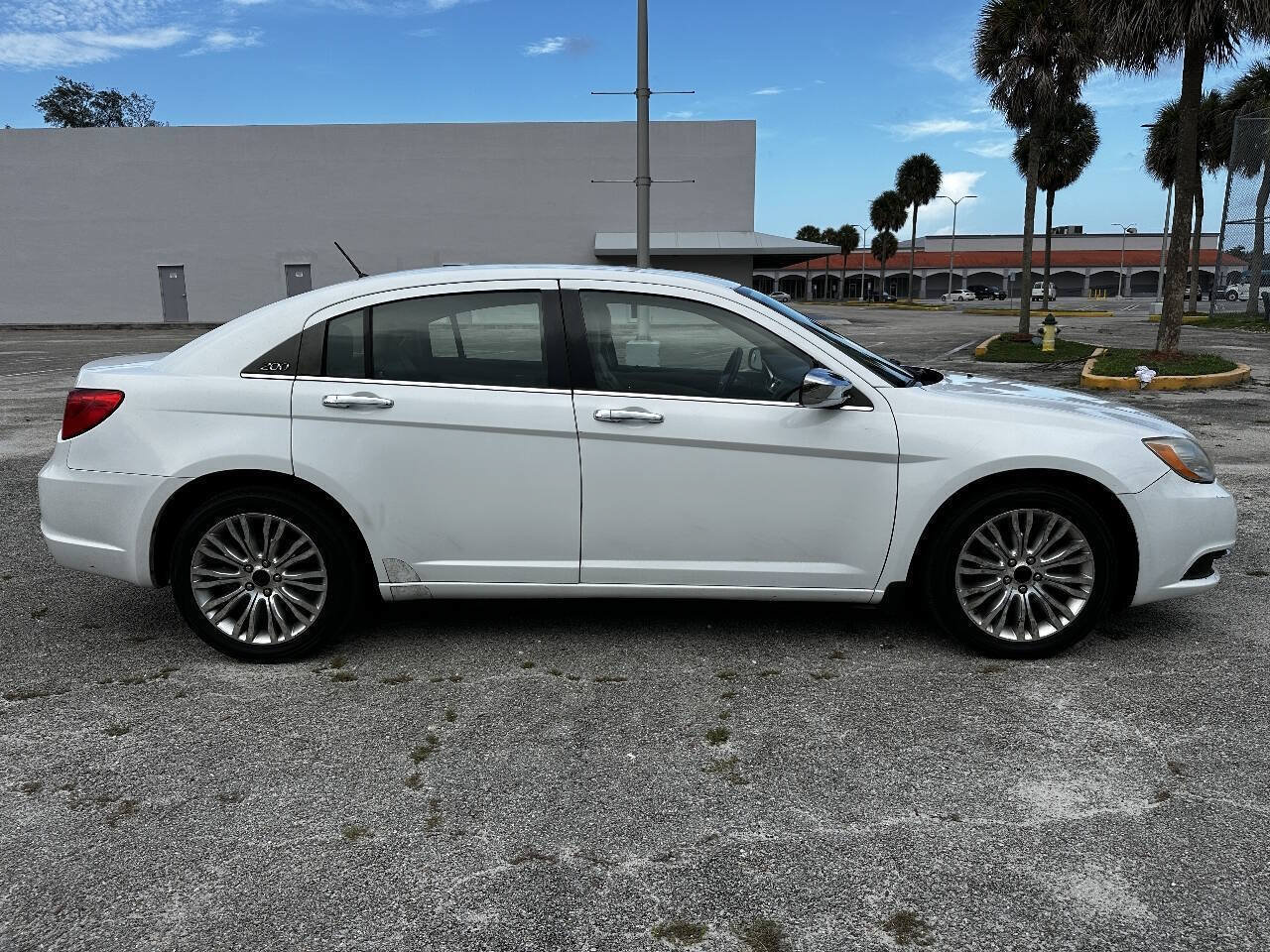 Used 2011 Chrysler 200 Limited FWD image 5