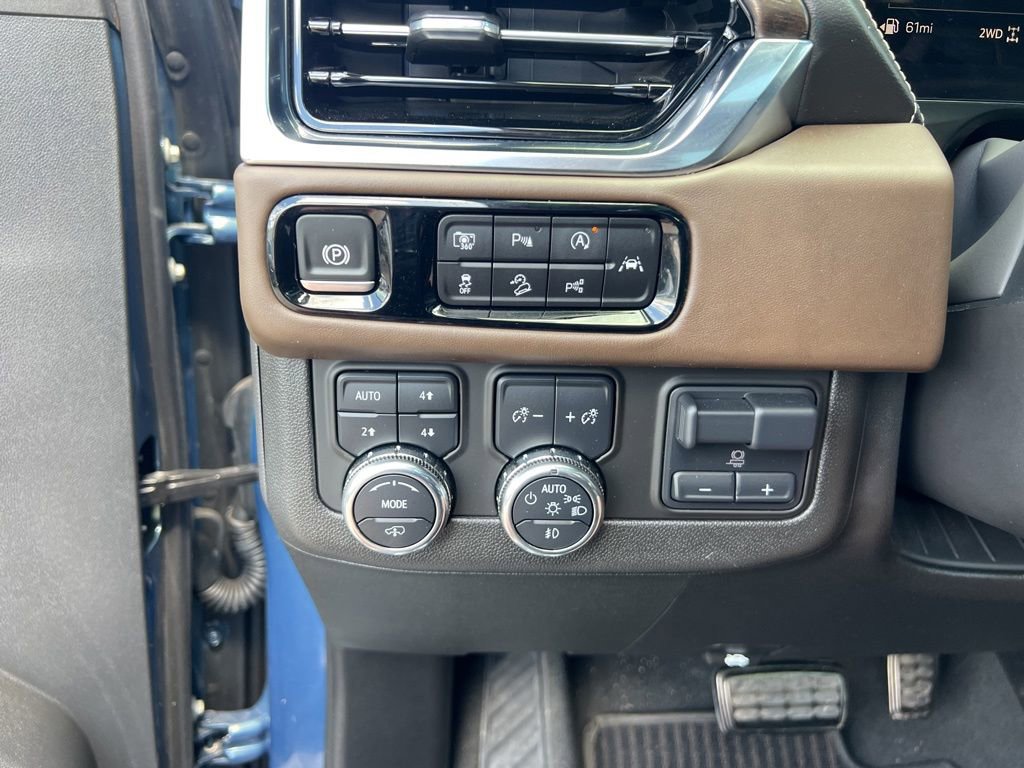 Used 2025 GMC Yukon Denali Ultimate AWD/4WD image 17