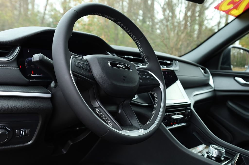 Used 2025 Jeep Grand Cherokee Laredo X w/ Trailer Tow Package image 5