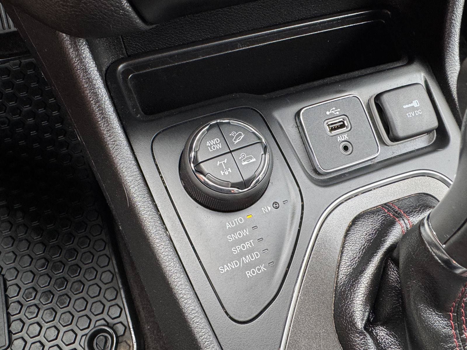 Used 2019 Jeep Cherokee Trailhawk w/ Cold Weather Group AWD/4WD image 22