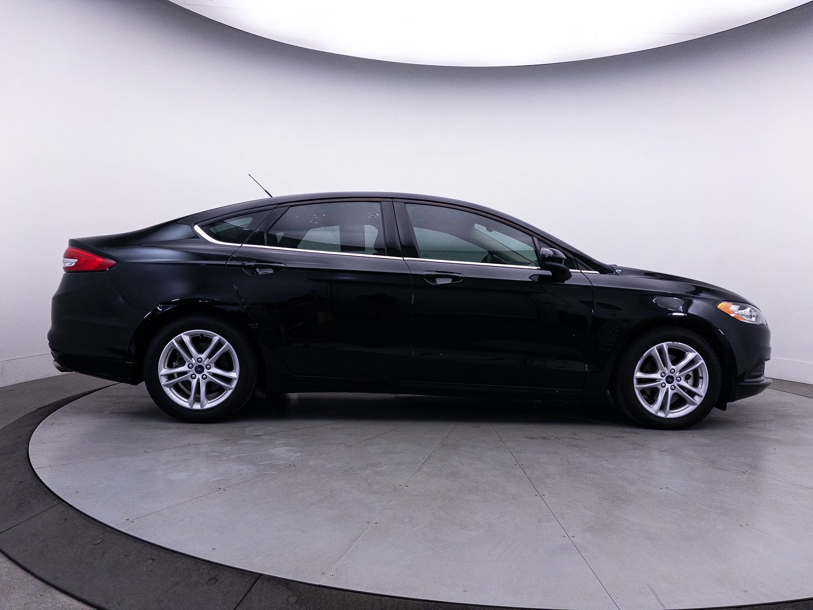 Used 2018 Ford Fusion SE w/ Fusion SE Technology Package FWD image 32