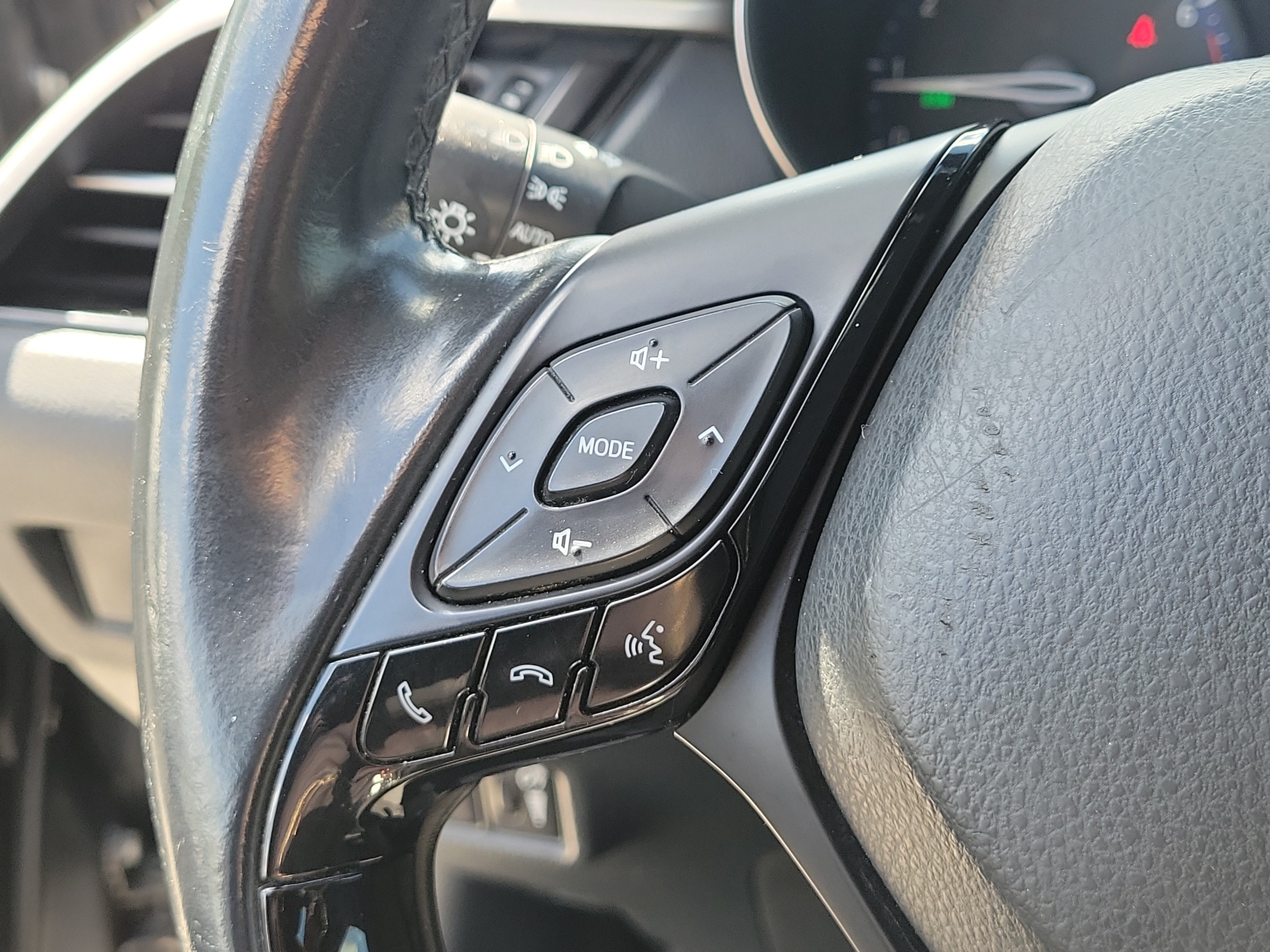 Used 2019 Toyota C-HR XLE FWD image 19