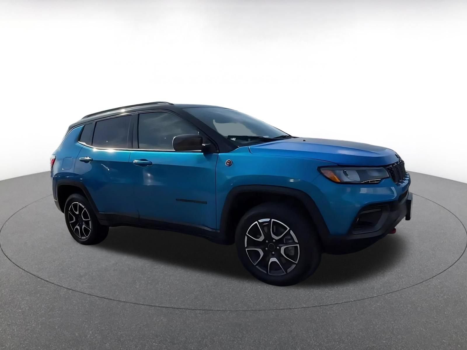 Used 2025 Jeep Compass Trailhawk AWD/4WD image 2