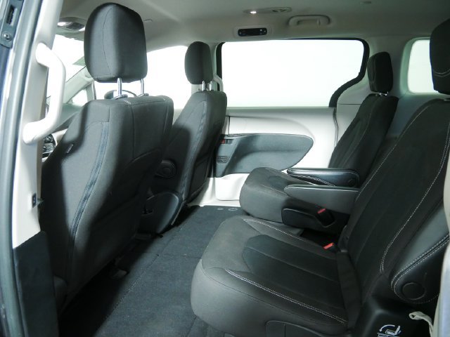 Used 2022 Chrysler Voyager LX FWD image 17