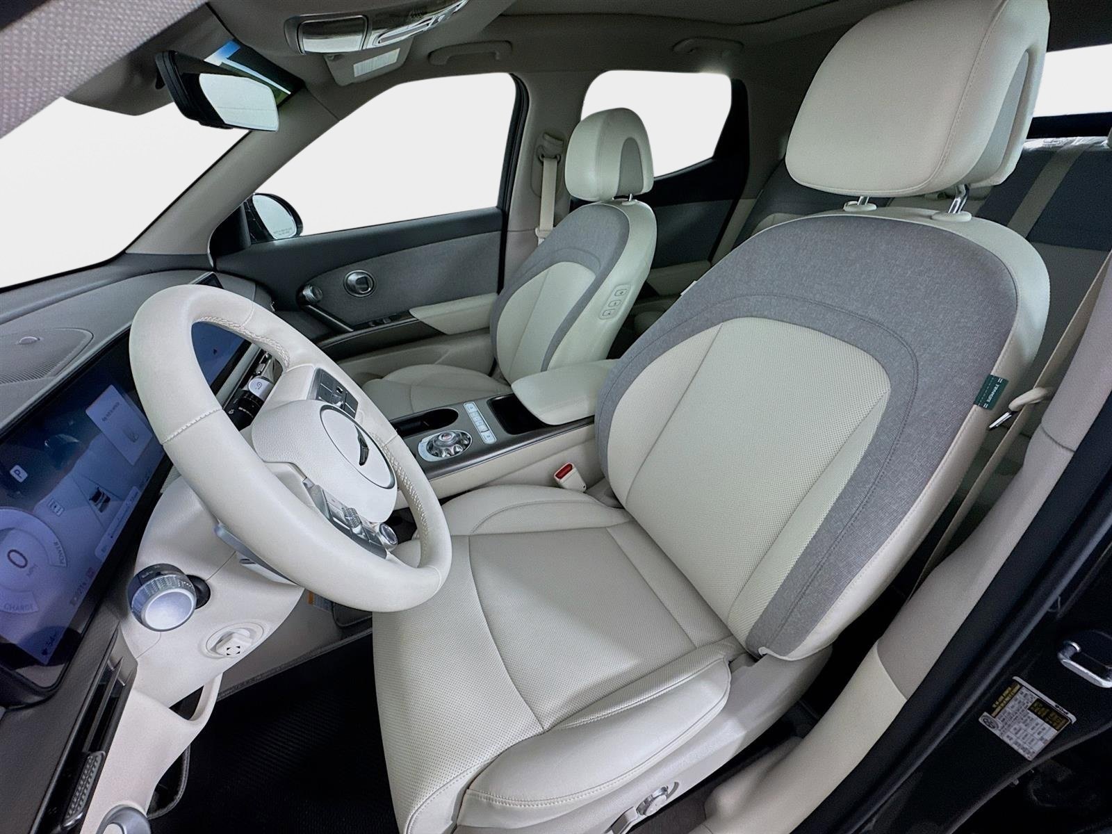 New 2024 Genesis GV60 RWD image 10