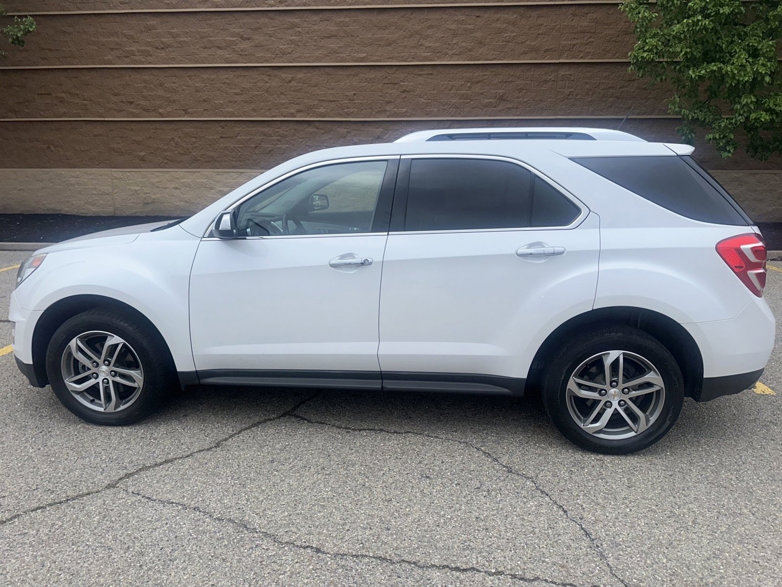 Used 2016 Chevrolet Equinox LTZ w/ Enhanced Convenience Package AWD/4WD image 2