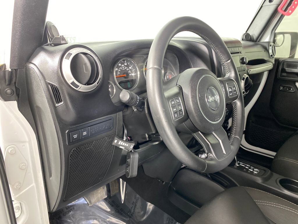 Used 2014 Jeep Wrangler Unlimited Rubicon w/ Connectivity Group image 11