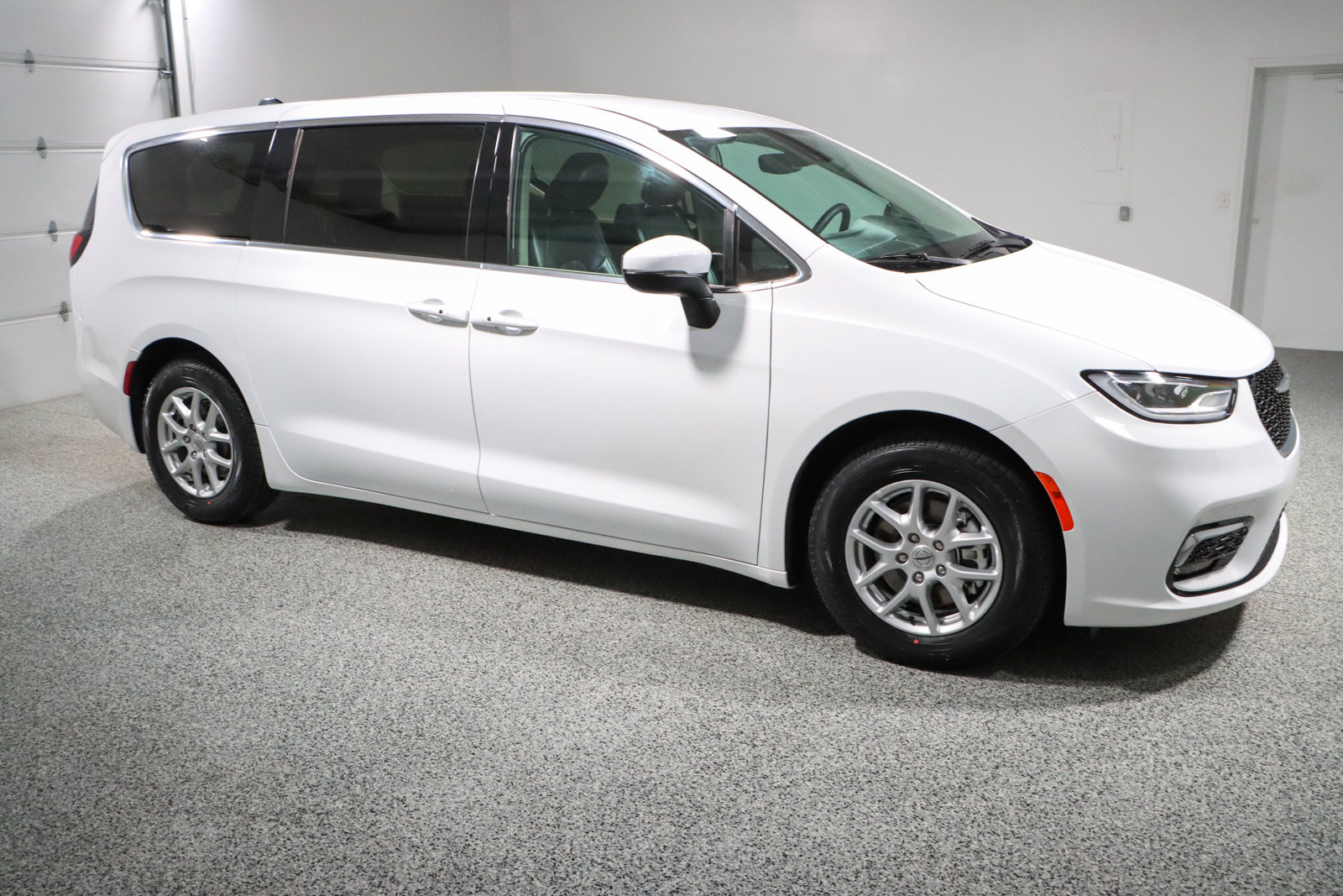 Used 2023 Chrysler Pacifica Touring-L FWD image 6