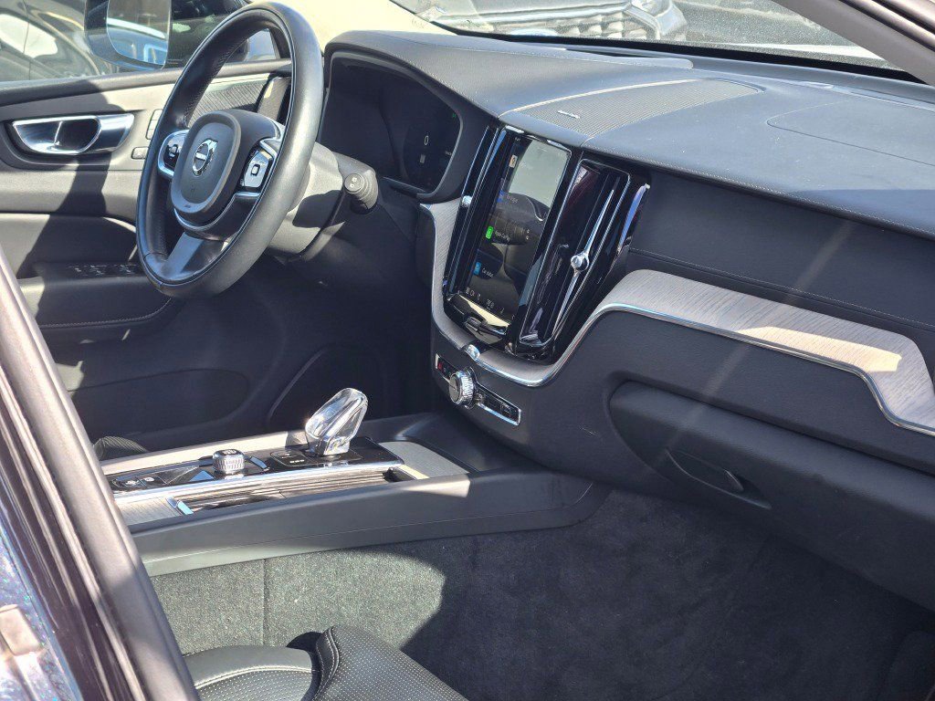 Used 2022 Volvo XC60 T8 Inscription w/ Advanced Package image 7