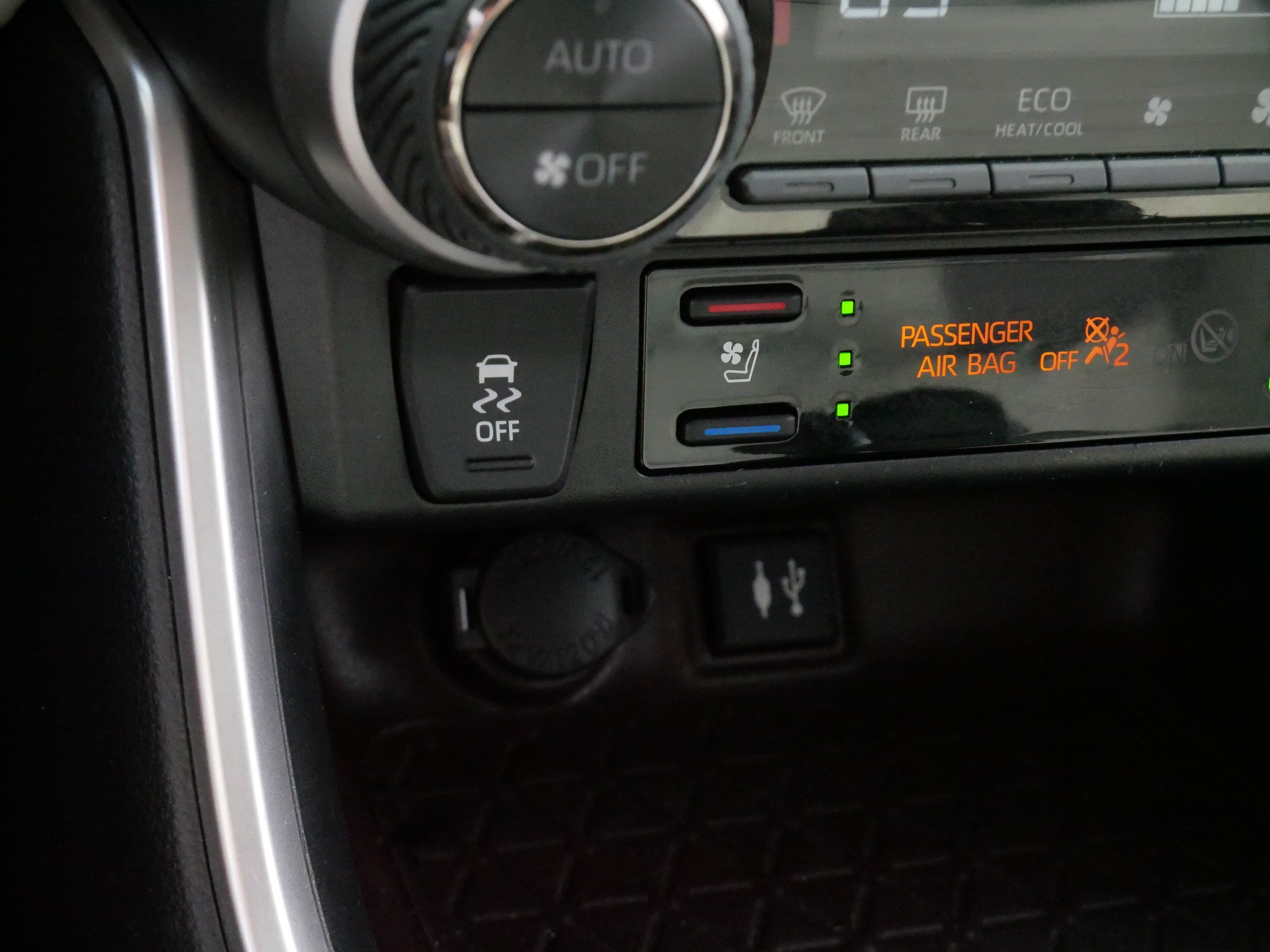 Certified 2019 Toyota RAV4 Limited w/ Cold Weather Package AWD/4WD image 29