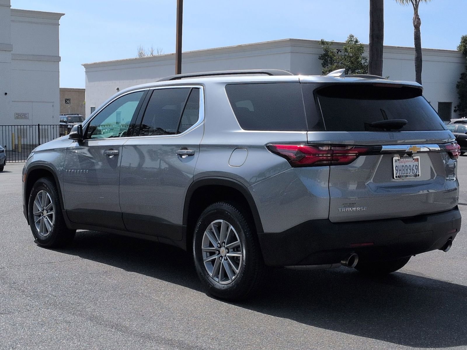 Used 2023 Chevrolet Traverse LT image 3