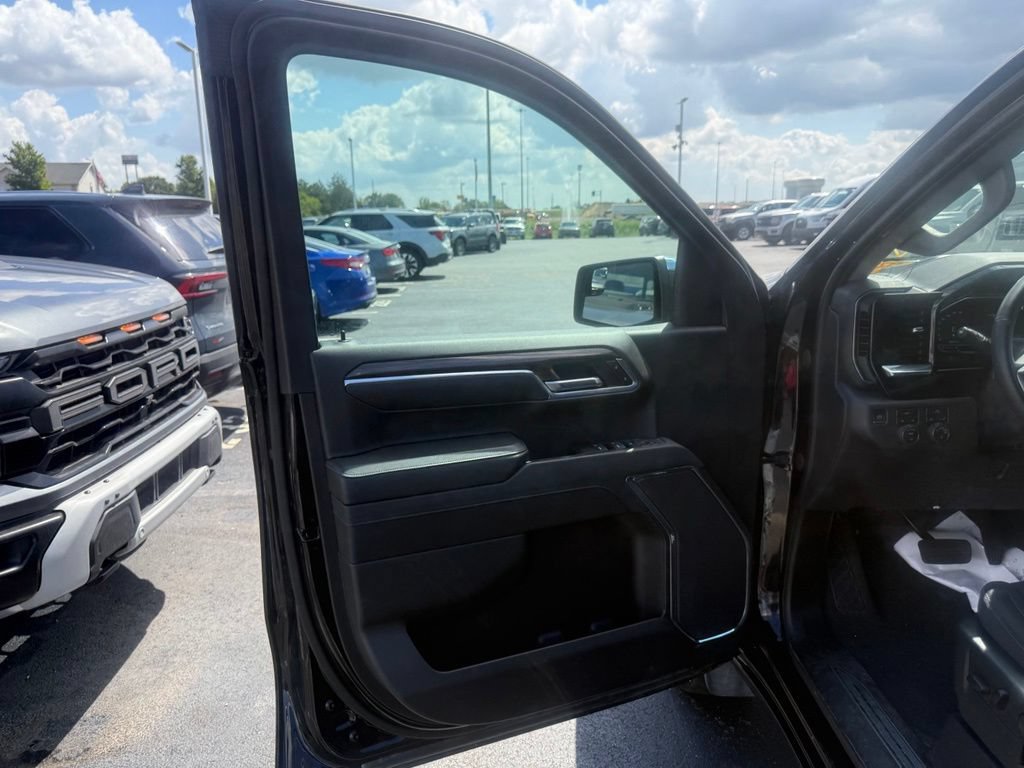 Used 2023 Chevrolet Silverado 1500 LT AWD/4WD image 15