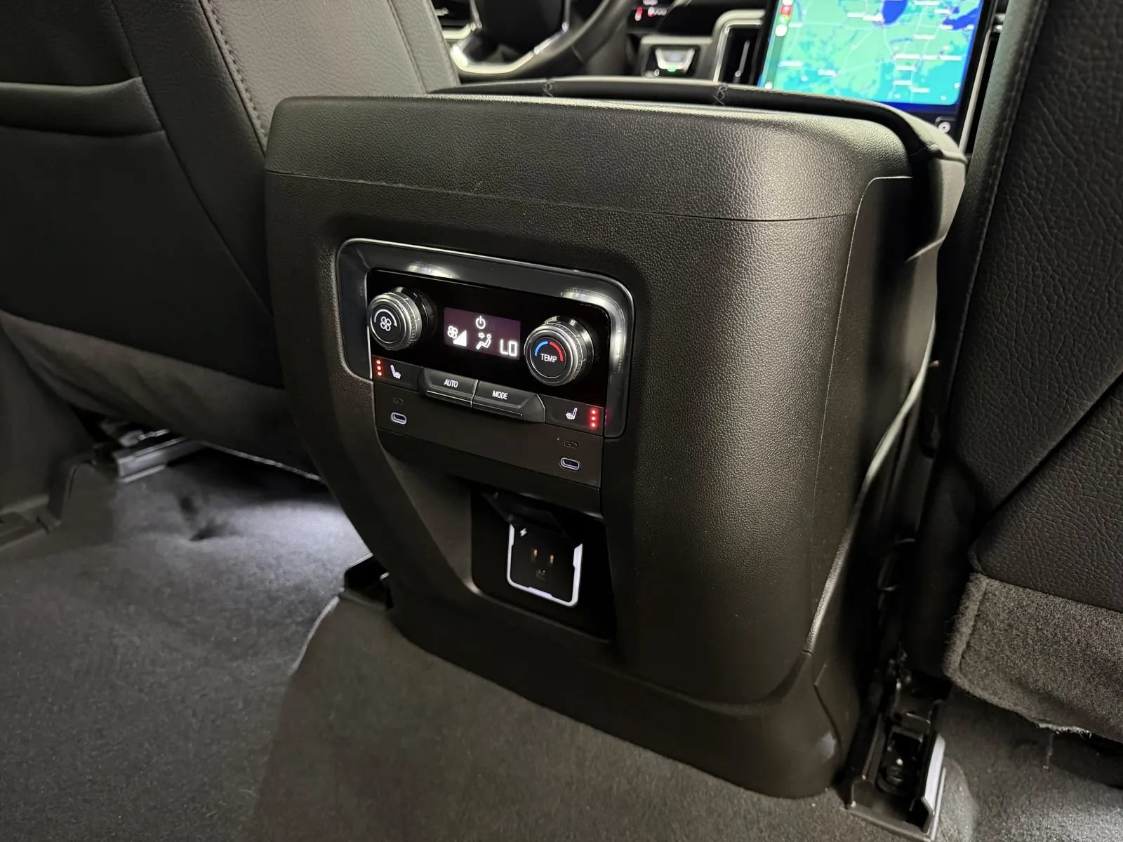 Used 2025 GMC Yukon XL Denali AWD/4WD image 38