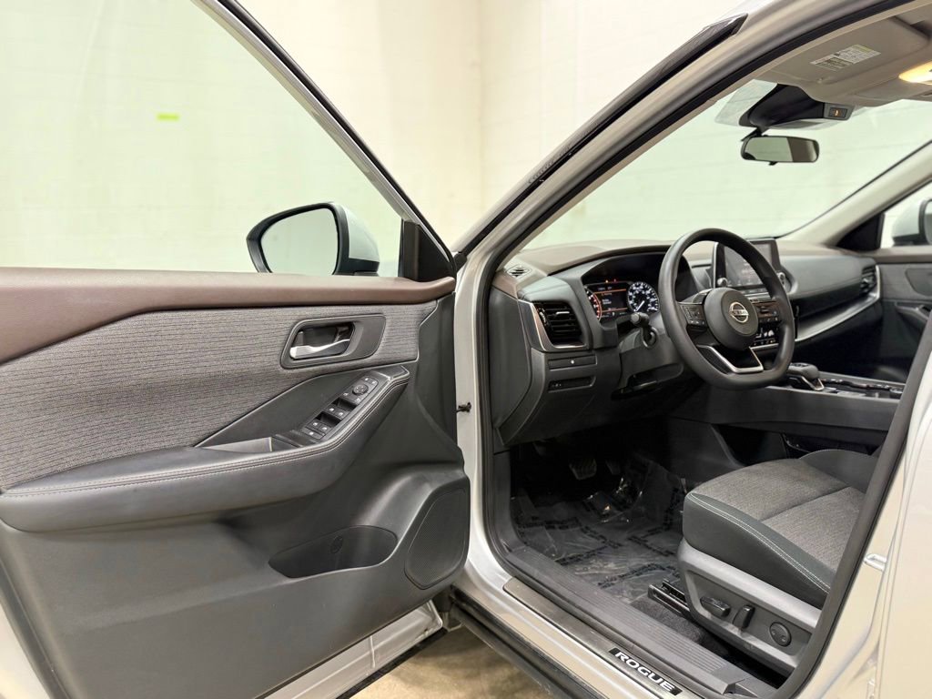 Used 2021 Nissan Rogue SV AWD/4WD image 23
