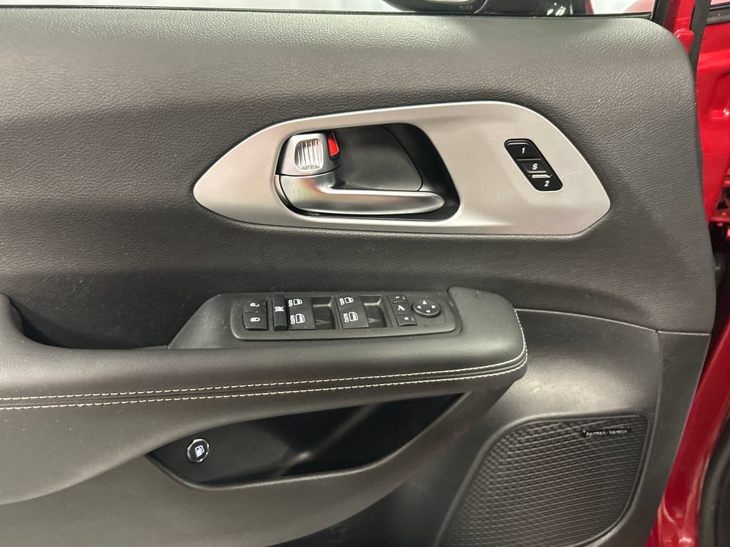 Used 2025 Chrysler Pacifica Premium FWD image 14