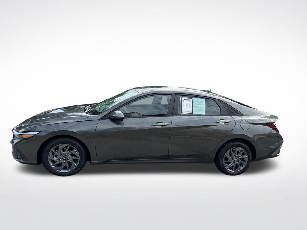 Used 2024 Hyundai Elantra SEL FWD image 2