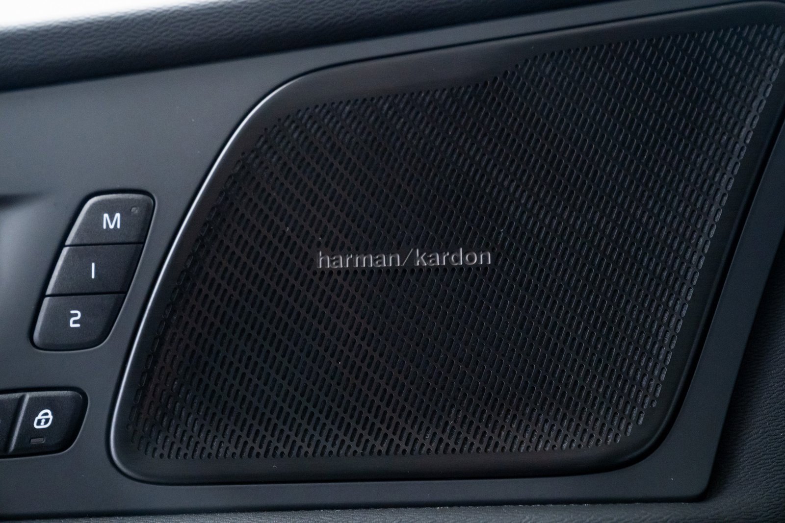 Used 2024 Volvo XC60 T8 Plus w/ Protection Package Premier image 15