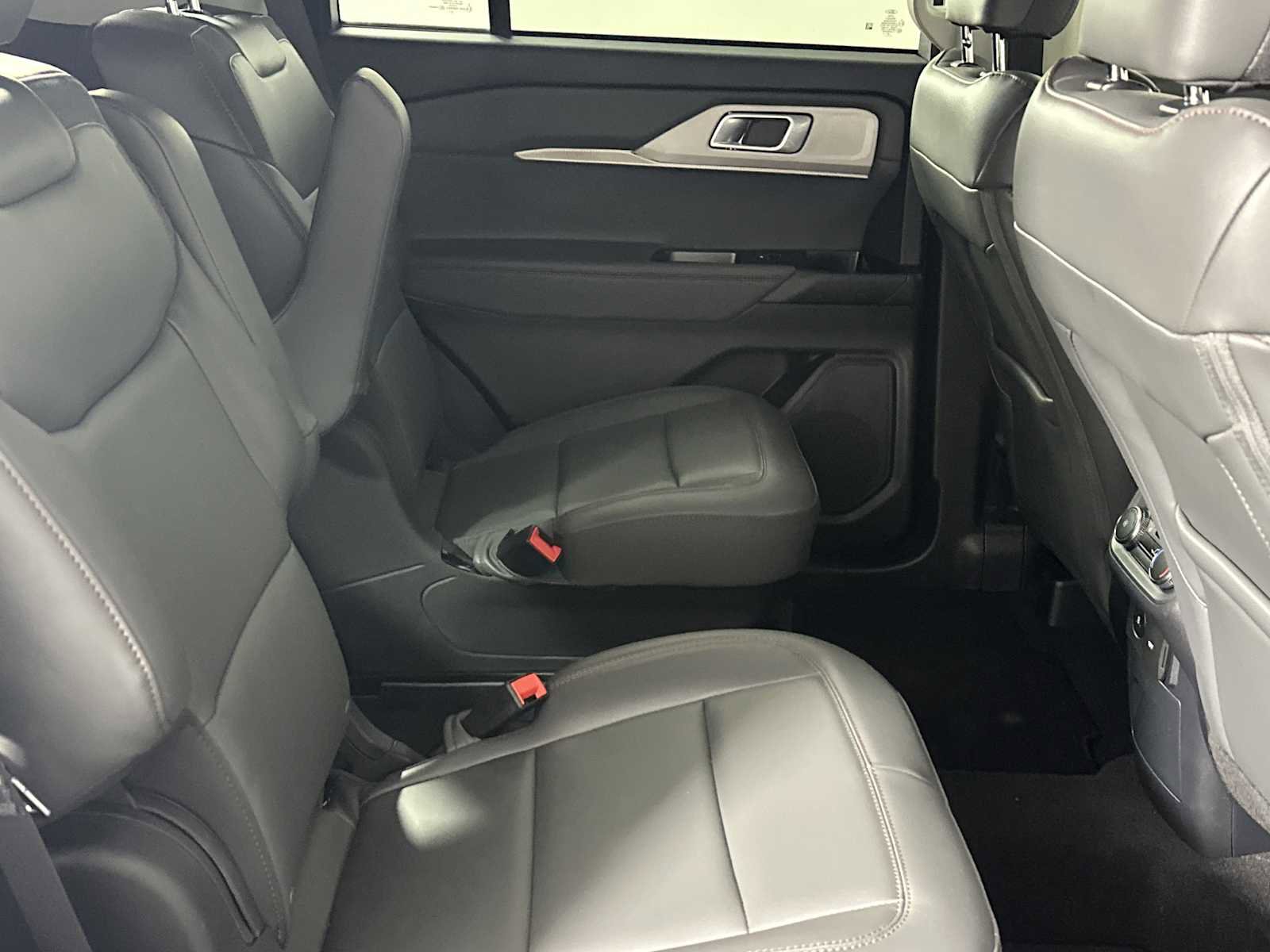 Used 2025 Ford Explorer Active w/ Active Comfort Package AWD/4WD image 18