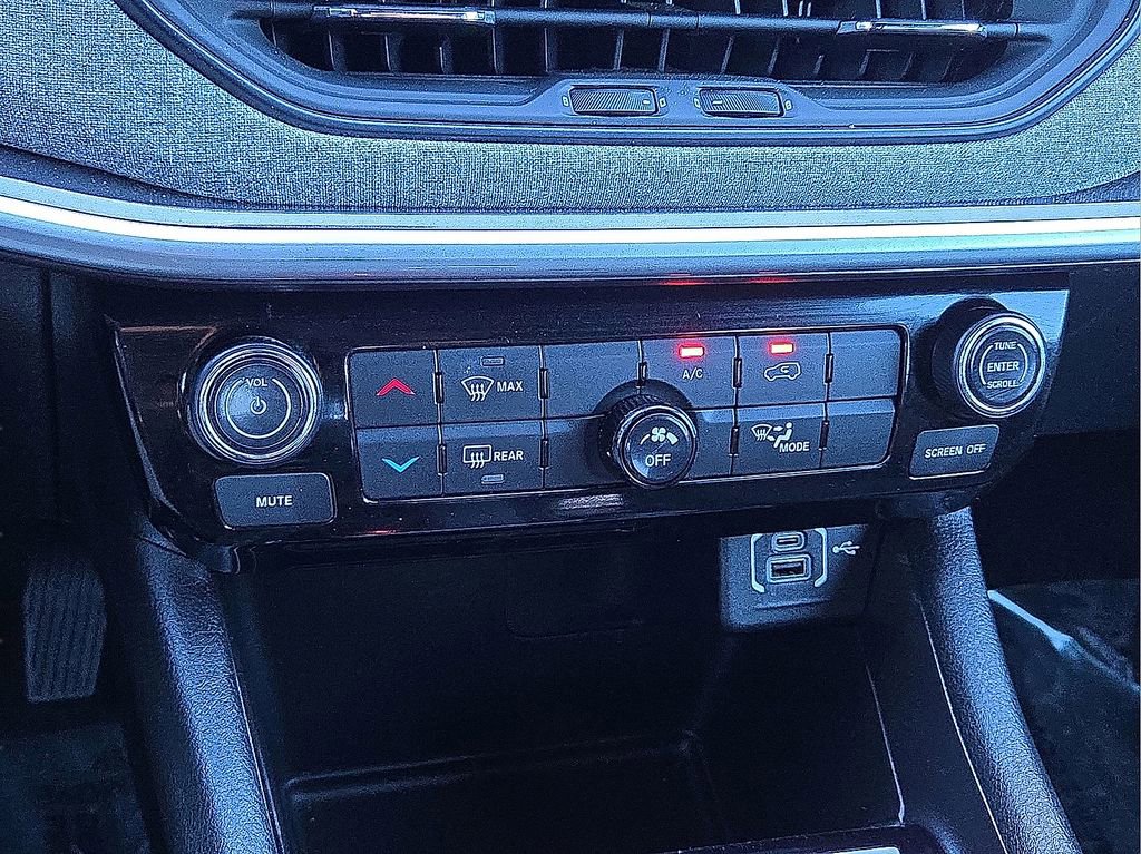 Used 2024 Jeep Compass Latitude image 30