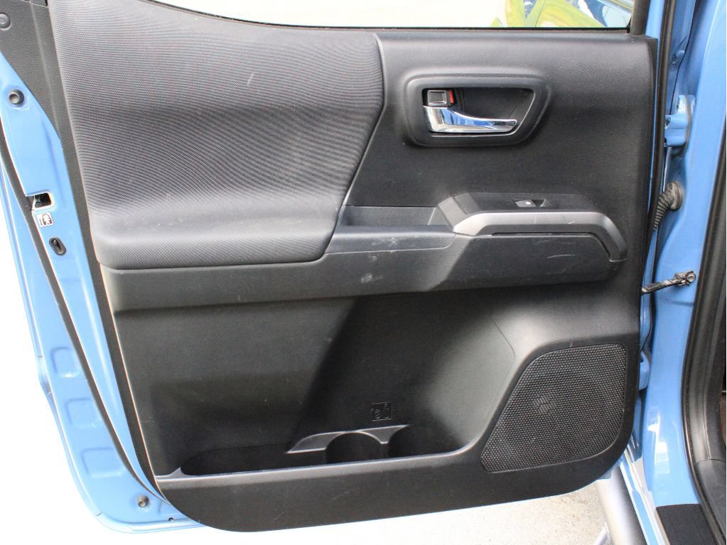 Used 2019 Toyota Tacoma TRD Sport AWD/4WD image 31
