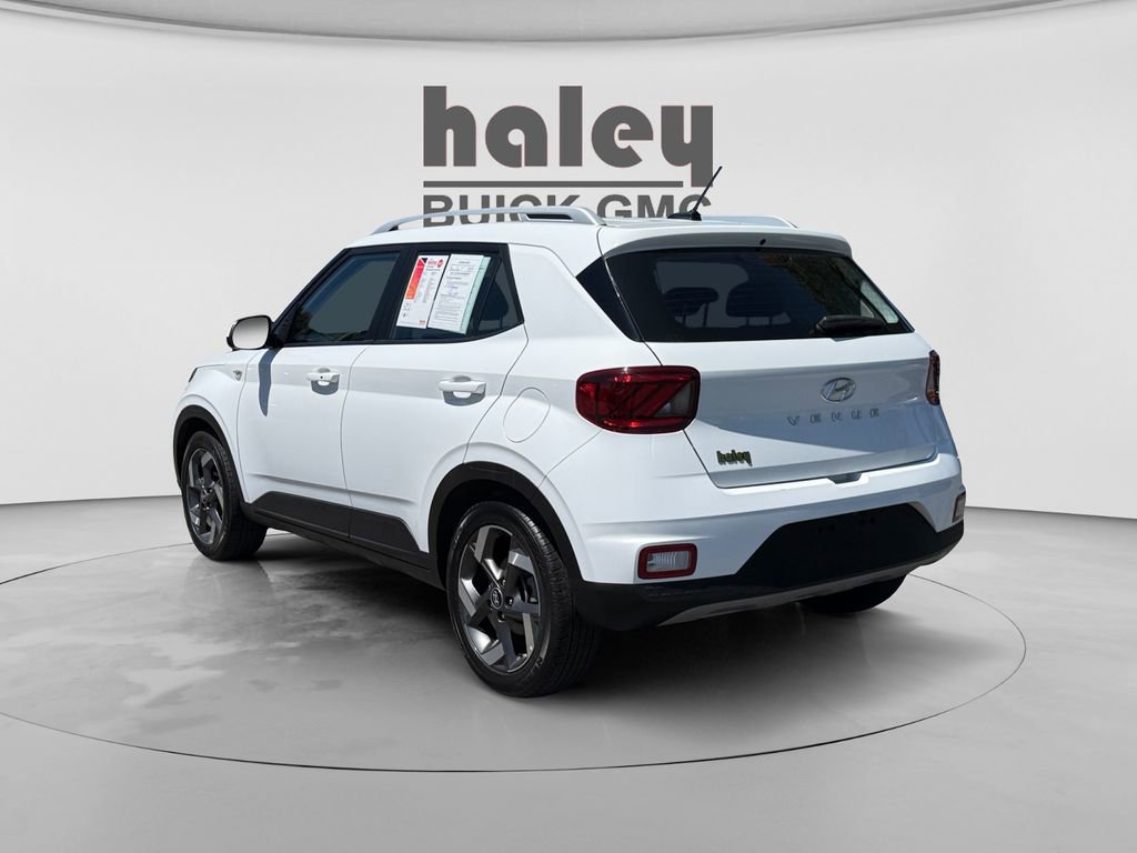 Used 2025 Hyundai Venue SEL FWD image 2