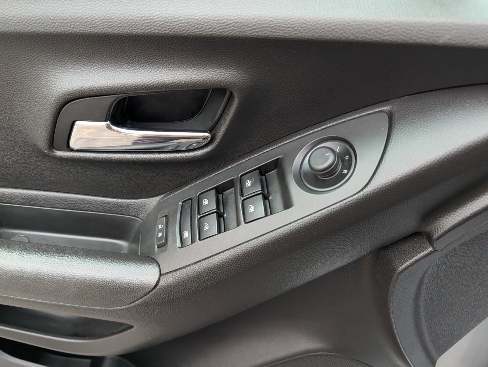 Used 2020 Chevrolet Trax LT w/ LT Convenience Package image 24