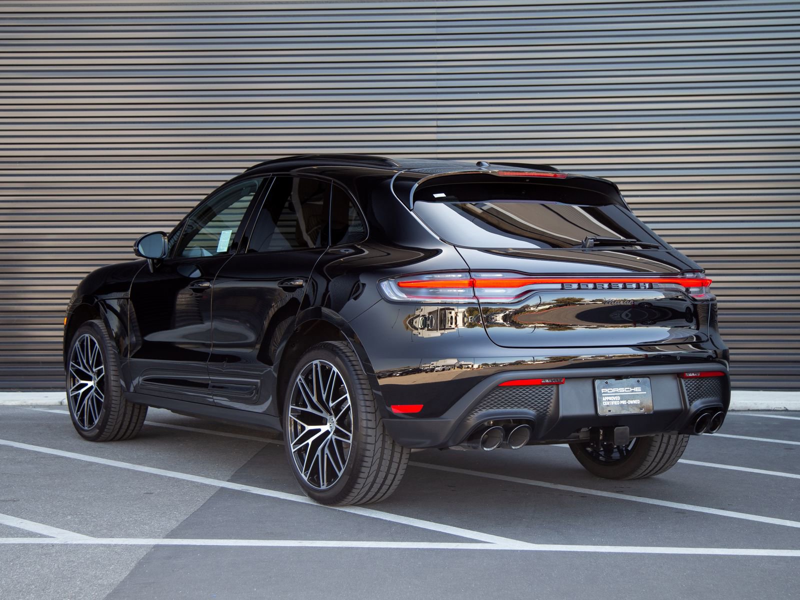 Certified 2025 Porsche Macan AWD/4WD image 3
