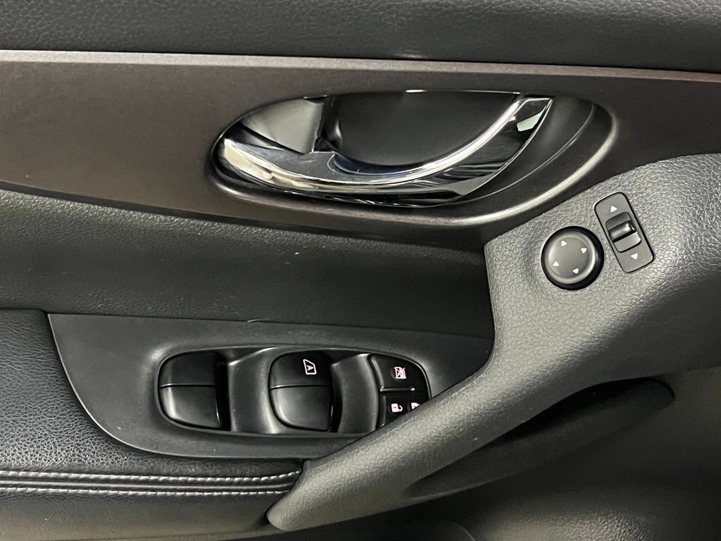 Used 2016 Nissan Rogue SV AWD/4WD image 15
