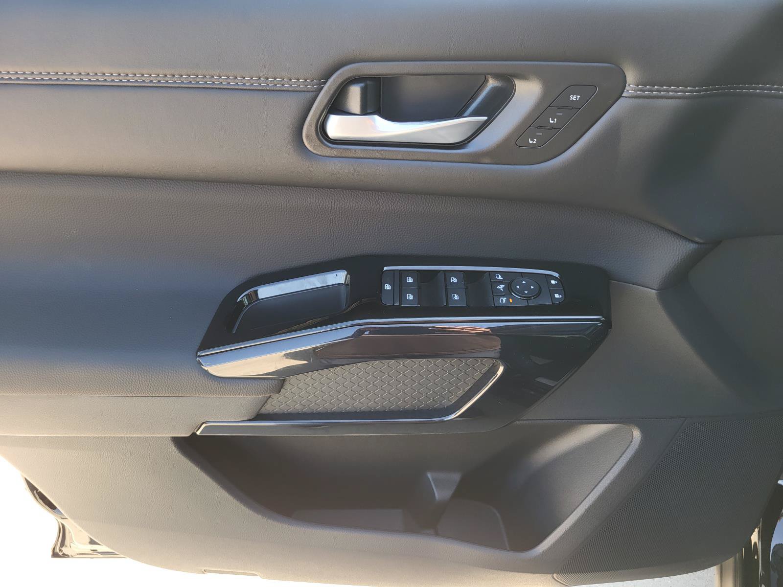 New 2026 Nissan Pathfinder Platinum w/ Accent Package FWD image 19